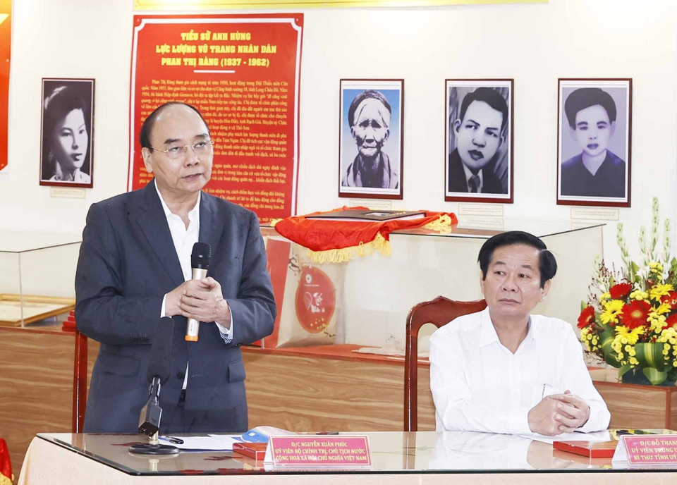 Chủ tịch nước Nguyễn Xuân Phúc thăm Khu Di tích lịch sử Ba Hòn. (Ảnh: Thống Nhất/TTXVN)