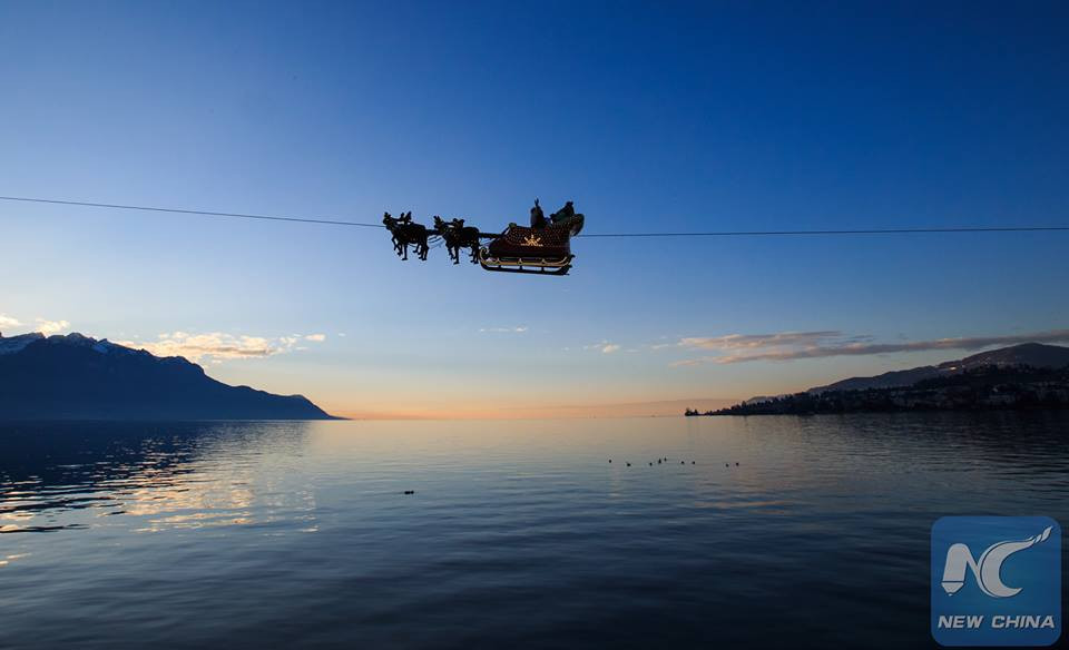 Ông già Noel cưỡi tuần lộc ở Thụy Sĩ. (Nguồn: China Xinhua News)