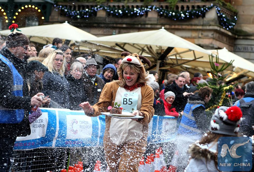 Cuộc thi vừa chạy vừa mang bánh pudding lần thứ 35 được tổ chức ở Convent Garden, London (Anh) để gây quỹ cho tổ chức nghiên cứu ung thư Anh. 