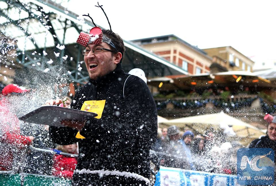 Cuộc thi vừa chạy vừa mang bánh pudding ở Anh. (Nguồn: China Xinhua News)