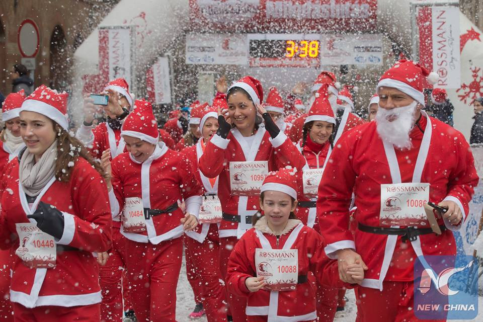 Mọi người mặc đồ ông già Noel trong cuộc thi chạy Santa lần thứ 2 ở Budapest, Hungary. (nguồn: China Xinhua News)