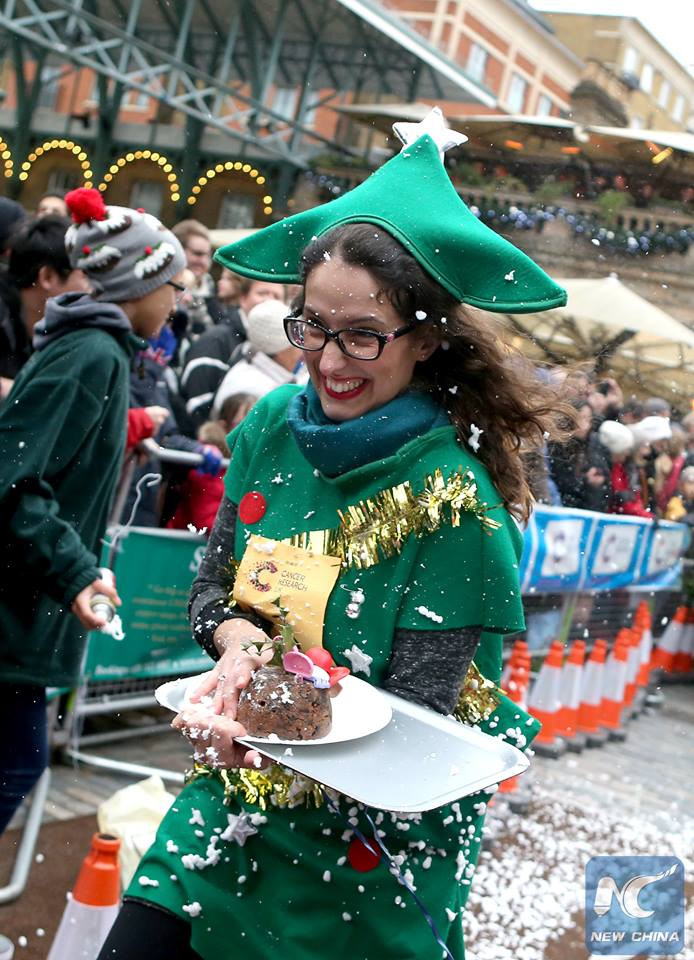 Cuộc thi vừa chạy vừa mang bánh pudding ở Anh. (Nguồn: China Xinhua News)