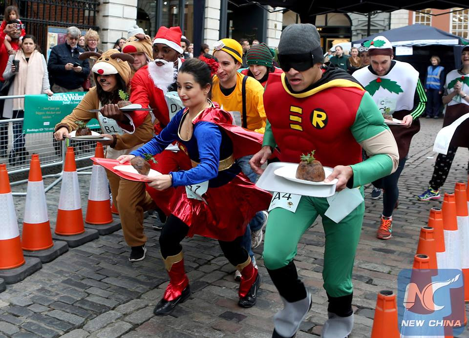 Cuộc thi vừa chạy vừa mang bánh pudding ở Anh. (Nguồn: China Xinhua News)