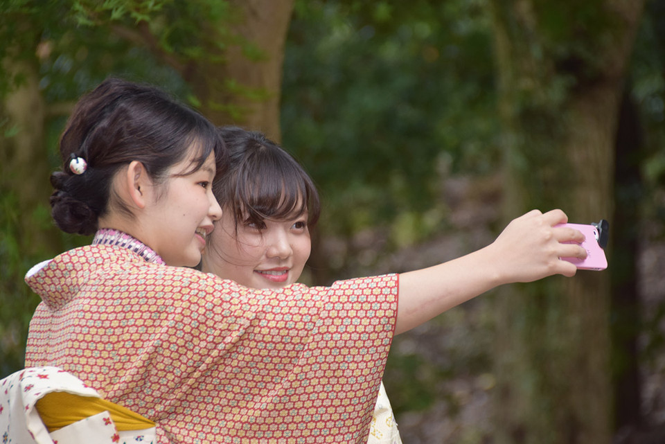 Đôi bạn cùng selfie trong khung cảnh mùa Thu tại đến Fumishi Inari. (Ảnh: Nguyễn Tuyến/Vietnam+)