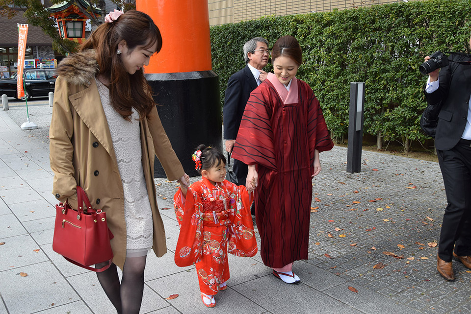 Bé gái trong trang phục Kimono truyền thống lên thăm ngôi đền nghìn cổng Torii - Fushimi Inari. (Ảnh: Nguyễn Tuyến/Vietnam+)