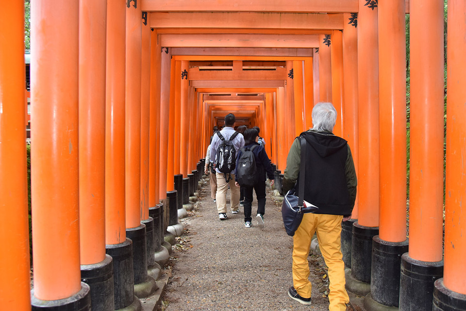 Các cổng Torii do các mạnh thường quân từ khắp Nhật Bản đóng góp để xây dựng. (Ảnh: Nguyễn Tuyến/Vietnam+)