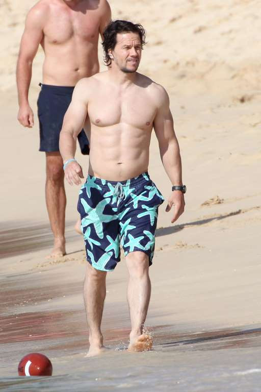 Mark Wahlberg thích các bài tập để sở hữu cánh tay rắn chắc. (Nguồn: Rex)