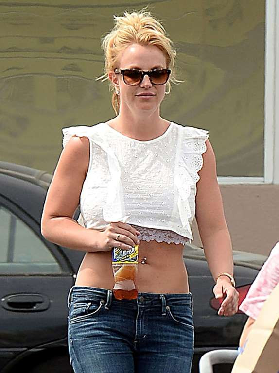 Britney khoe bụng phẳng sau khi sinh. (Nguồn: Splash News)