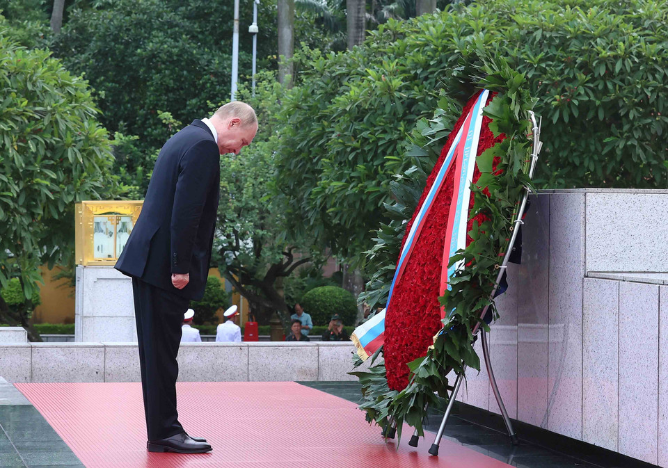 Tổng thống Liên bang Nga Vladimir Putin đặt vòng hoa tưởng niệm các Anh hùng Liệt sỹ tại đường Bắc Sơn