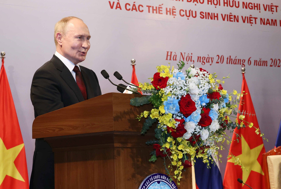 Tổng thống Liên bang Nga Vladimir Putin phát biểu tại buổi gặp gỡ lãnh đạo Hội Hữu nghị Việt-Nga và các thế hệ cựu sinh viên Việt Nam học tại Nga. (Ảnh: Nhan Sáng/TTXVN)
