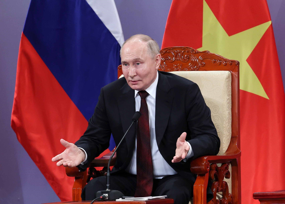 Tổng thống Liên bang Nga Vladimir Putin phát biểu tại buổi gặp gỡ lãnh đạo Hội Hữu nghị Việt/Nga và các thế hệ cựu sinh viên Việt Nam học tại Nga. (Ảnh: Nhan Sáng/TTXVN)
