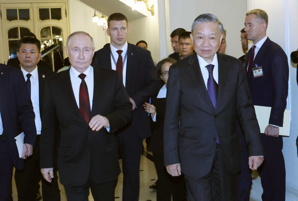 Chủ tịch nước Tô Lâm và Tổng thống Liên bang Nga Vladimir Putin đến dự buổi gặp gỡ lãnh đạo Hội Hữu nghị Việt-Nga và các thế hệ cựu sinh viên Việt Nam học tại Nga. (Ảnh: Nhan Sáng/TTXVN)