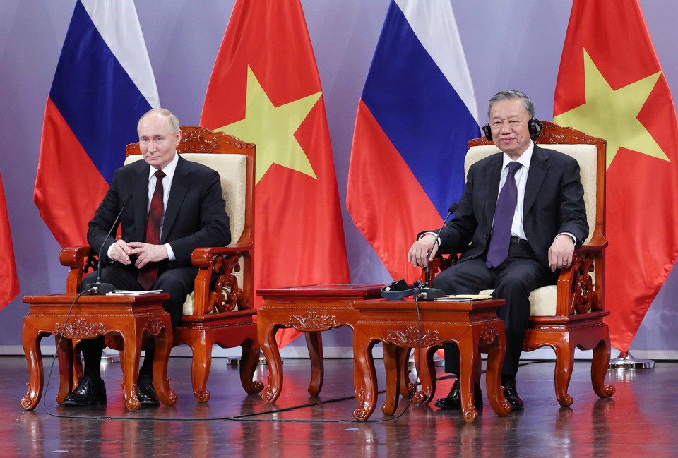 Chủ tịch nước Tô Lâm và Tổng thống Liên bang Nga Vladimir Putin dự buổi gặp gỡ lãnh đạo Hội Hữu nghị Việt-Nga và các thế hệ cựu sinh viên Việt Nam học tại Nga. (Ảnh: Nhan Sáng/TTXVN)