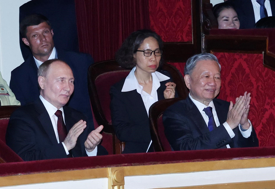 Chủ tịch nước Tô Lâm và Tổng thống Liên bang Nga Vladimir Putin cùng các đại biểu thưởng thức chương trình biểu diễn nghệ thuật tại sự kiện. (Ảnh: Nhan Sáng/TTXVN)