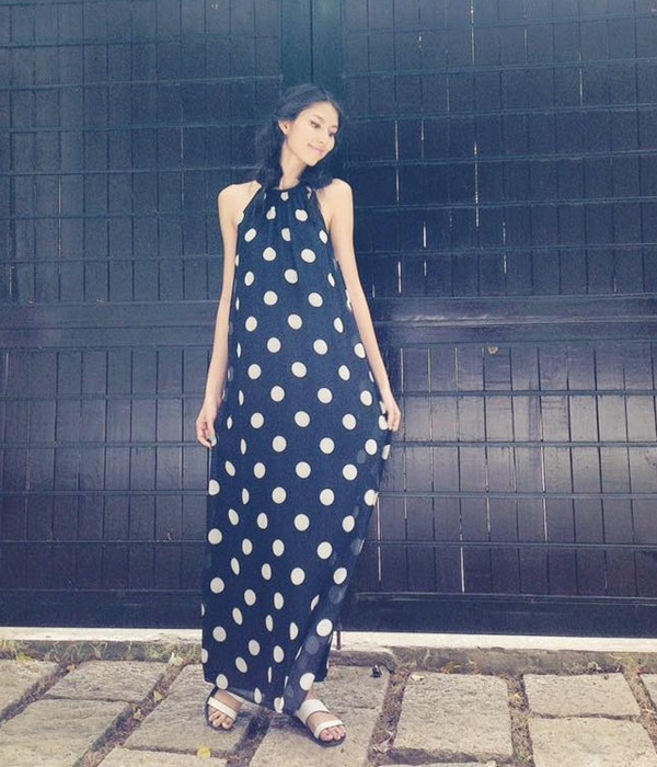 Người mẫu TyhD mix đầm maxi họa tiết chấm bi và dép quai ngang, vừa thoải mái vừa tôn được vẻ nữ tính.