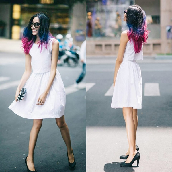 Hoàng Thùy diện đầm trắng nhẹ nhàng và giày cao gót tối màu. Mái tóc ombre (tán sắc) tinh nghịch càng tôn thêm vẻ lôi cuốn cho cô.