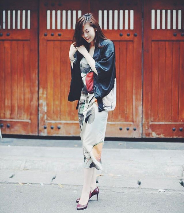 Á hậu Tú Anh duyên dáng như thiếu nữ Nhật khi diện mẫu đầm suông mềm mại của nhà thiết kế Li Lam và khoác ngoài bằng áo dáng kimono.