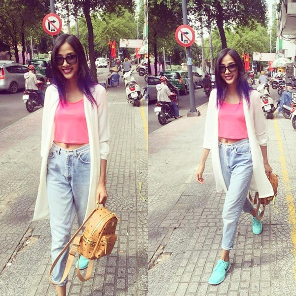 Trong một ngày khác, Hoàng Thùy lại 'biến hóa' với phong cách đường phố bụi bặm. Trang phục quần jeans dáng boyfriend 'mix' cùng áo lửng hồng, áo cardigan mỏng và giày thể thao mang lại sự năng động, thoải mái.