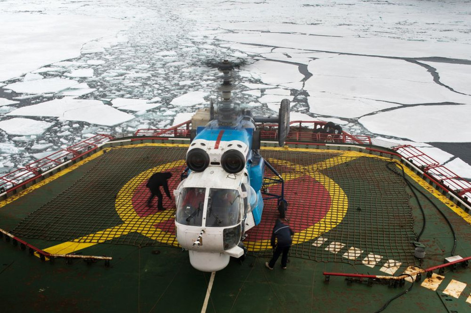 Một chiếc trực thăng đang đỗ trên bệ hạ cánh của tàu phá băng NS Yamal. (Nguồn: Sputniknews)