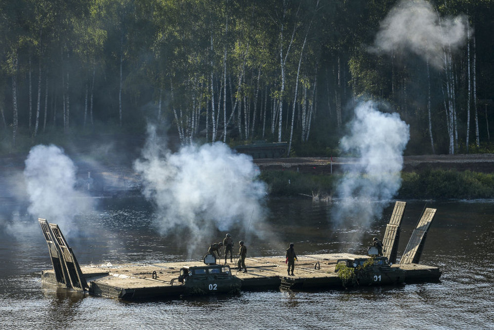 Cầu phà quân sự PMM-2M trình diễn tại triển lãm Quốc phòng 2015. (Nguồn: Sputniknews)