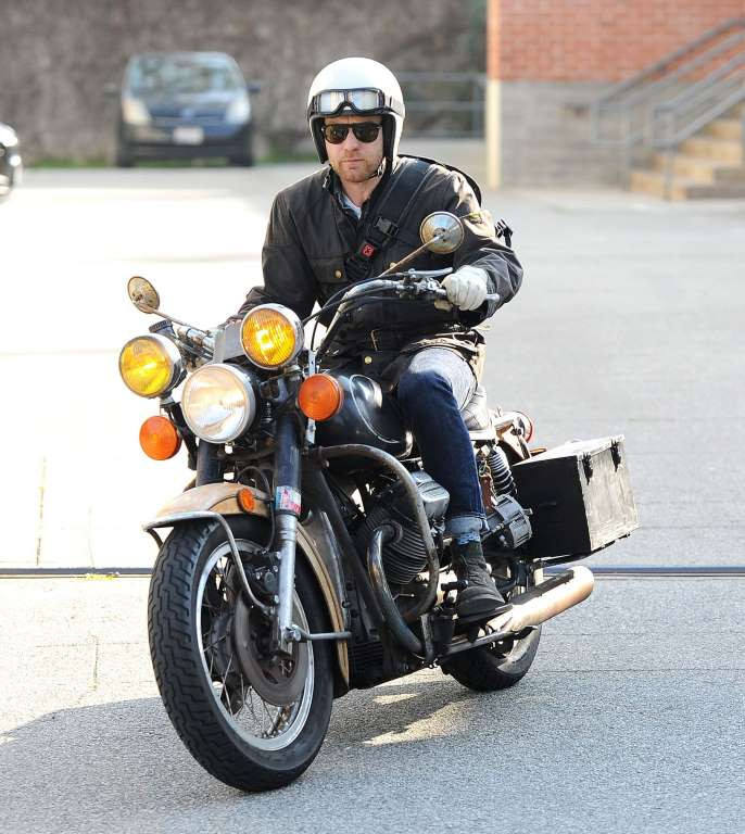 Ewan McGregor lái chiếc Moto Guzzi. (Nguồn: Rex) 