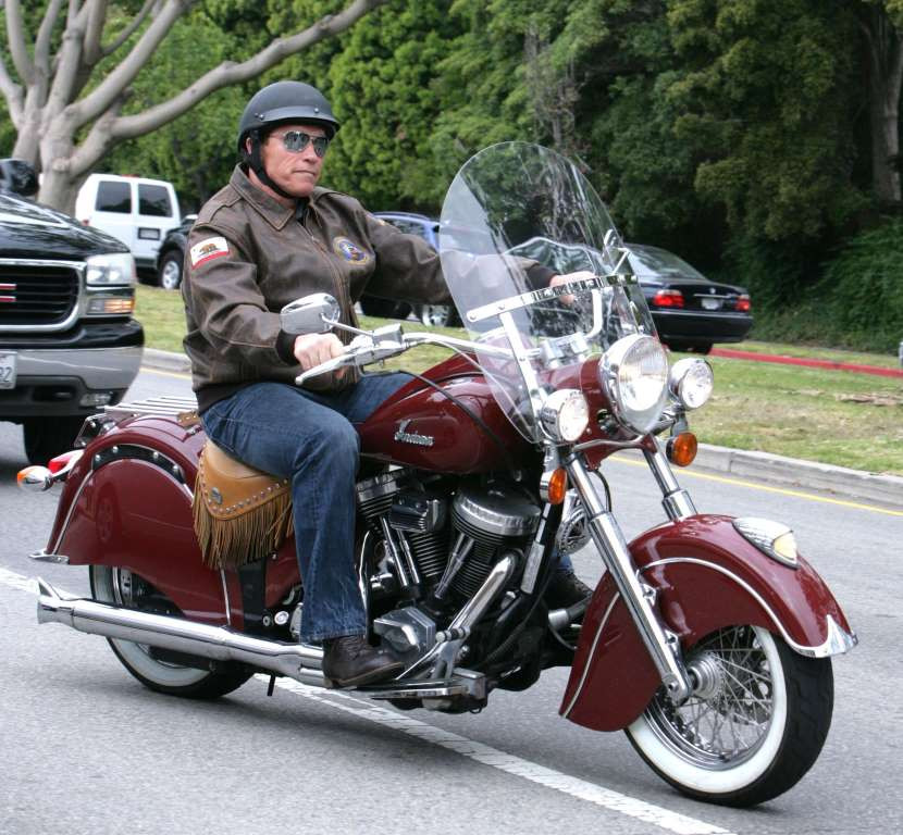 Arnold Schwarzenegger và chiếc 1940 Indian Chief. (Nguồn: Rex)