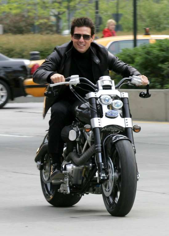 Tom Cruise và chiếc Ducati của mình. (Nguồn: Rex)
