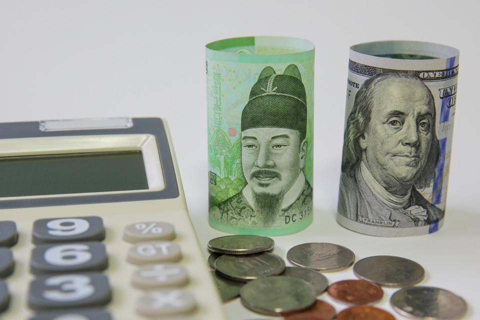 Đồng won của Hàn Quốc cũng đã giảm hơn 7% so với đồng USD, đánh dấu mức giảm mạnh nhất kể từ cuộc khủng hoảng tài chính toàn cầu năm 2008, theo đó đồng won chốt phiên ở mức 1.382,2 won/USD trong phiên giao dịch cuối tuần. (Ảnh: Kyodo/TTXVN)