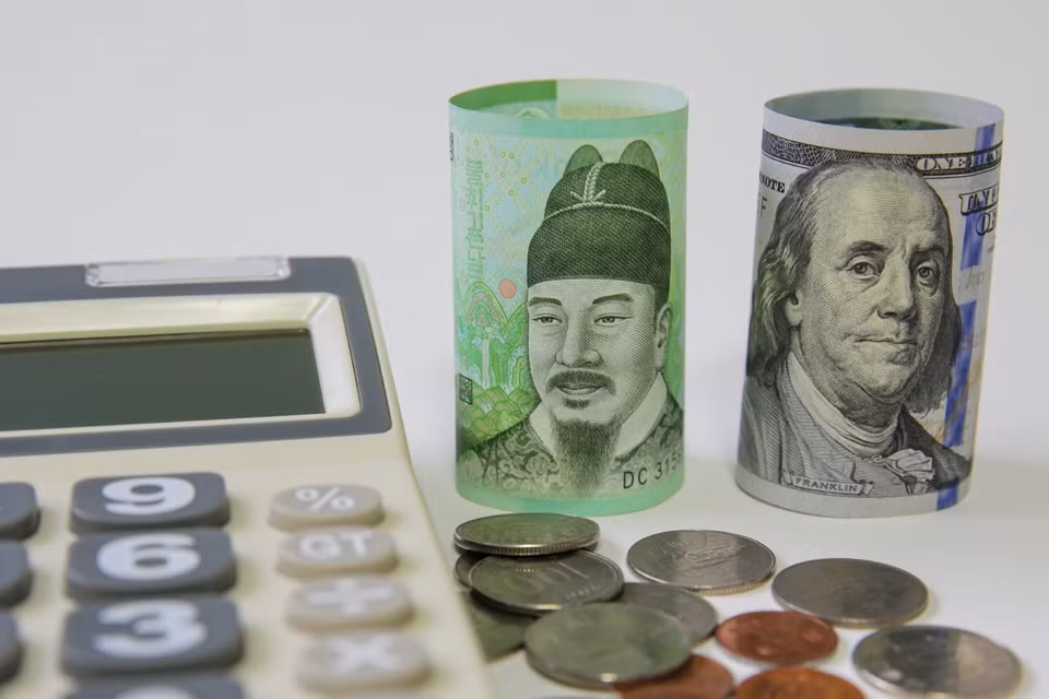 Đồng won của Hàn Quốc cũng đã giảm hơn 7% so với đồng USD, đánh dấu mức giảm mạnh nhất kể từ cuộc khủng hoảng tài chính toàn cầu năm 2008, theo đó đồng won chốt phiên ở mức 1.382,2 won/USD trong phiên giao dịch cuối tuần. (Ảnh: Kyodo/TTXVN)