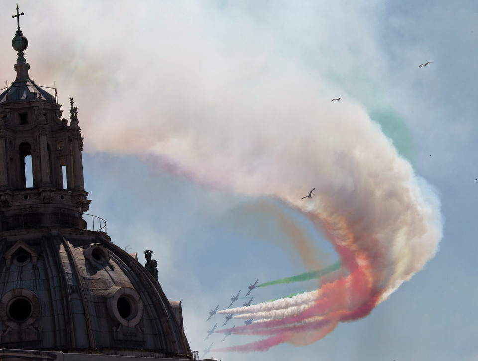 Lực lượng không quân Italy 'Frecce Tricolori' bay nhào lộn trên bầu trời Rome. (Nguồn: Sputniknews)
