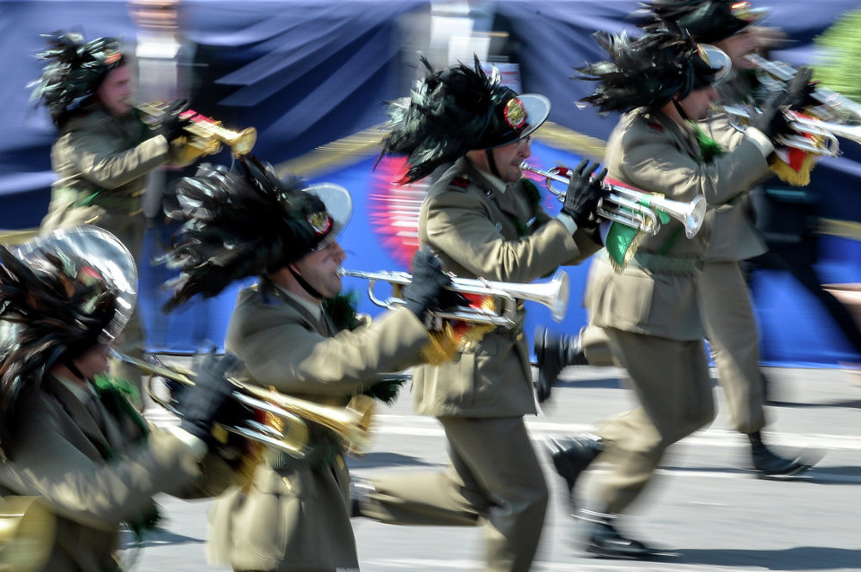 Các binh sỹ Italy diễu hành ở đại lộ Via dei Fori Imperiali. (Nguồn: Sputniknews)