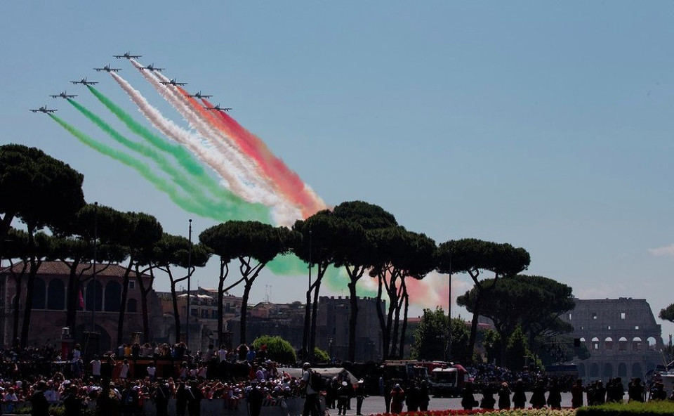 Lực lượng không quân Italy 'Frecce Tricolori' bay nhào lộn trên bầu trời Rome ngày 2/6 trong lễ kỷ niệm 69 năm ngày ra đời Cộng hòa Italy. (Nguồn: Sputniknews)