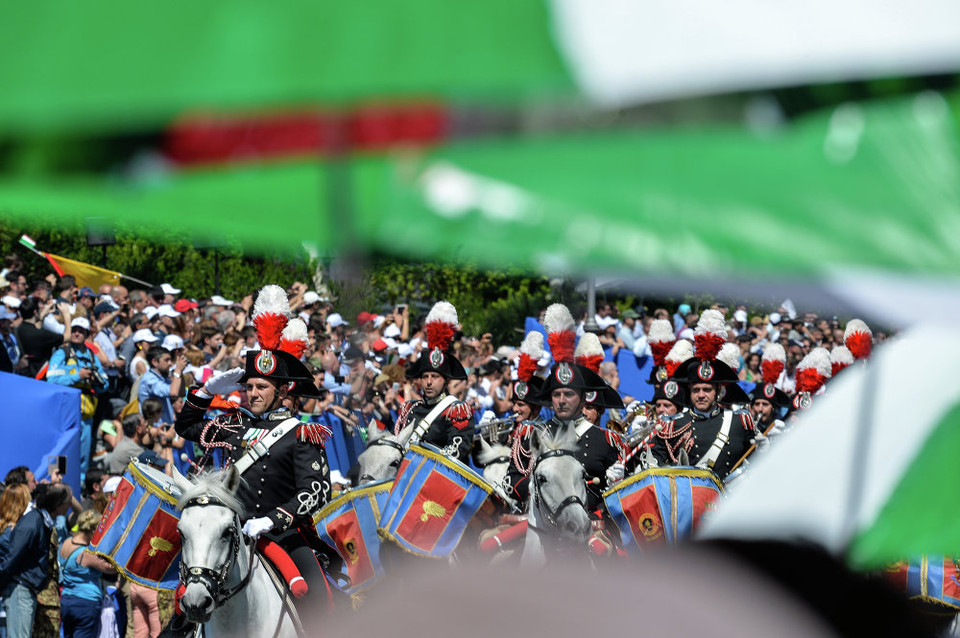 Các thành viên đội trống sỹ quan diễu hành bằng ngựa ở trung tâm thành phố Rome hôm 2/6 trong suốt buổi diễu hành quân đội để kỷ niệm Quốc khánh Italy. (Nguồn: Sputniknews)