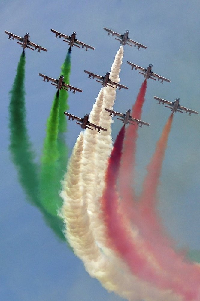 Đơn vị không quân đặc biệt của Italy có tên 'Frecce Tricolori' (Mũi tên ba màu) đang nhả khói có màu giống màu quốc kỳ Italy trong khi quân đội đang diễu hành ở đại lộ Via dei Fori Imperiali, trung tâm thành phố Rome ngày 2/6. (Nguồn: Sputniknews)
