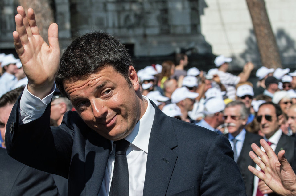 Thủ tướng Italy Matteo Renzi vẫy tay chào mọi người từ đại lộ Via dei Fori Imperiali ở trung tâm Rome hôm 2/6 trong buổi lễ kỷ niệm Quốc khánh Italy. (Nguồn: Sputniknews)
