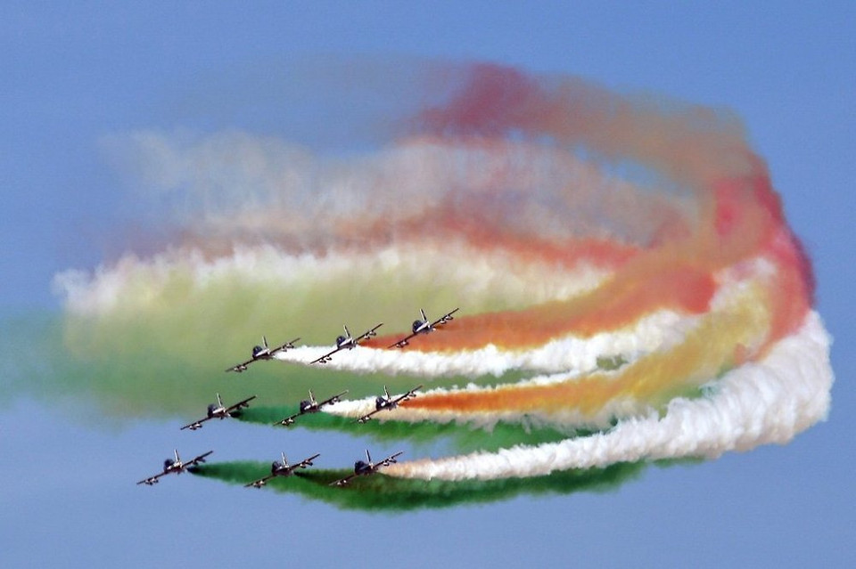 Đơn vị không quân đặc biệt 'Frecce Tricolori' (Mũi tên ba màu) nhả khói có màu giống quốc kỳ Italy. (Nguồn: Sputniknews)