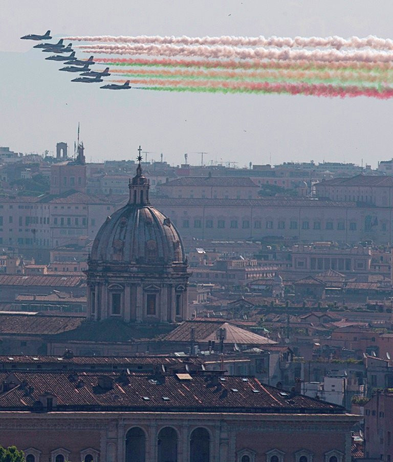 Lực lượng không quân Italy 'Frecce Tricolori' bay nhào lộn trên bầu trời Rome. (Nguồn: Sputniknews)