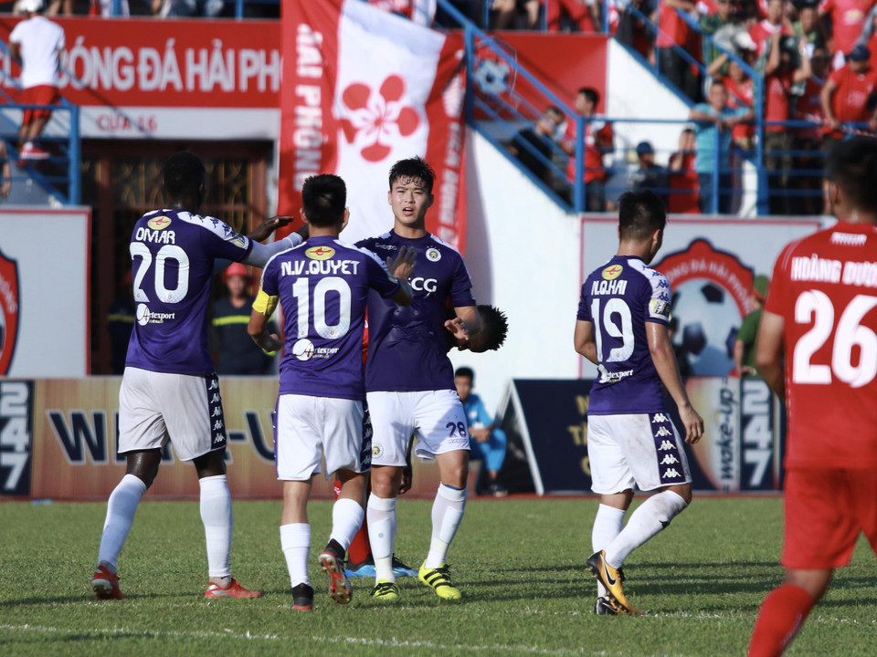 Chung cuộc, Hà Nội FC giành chiến thắng 2-1 trước Hải Phòng, qua đó vươn lên ngôi đầu bảng xếp hạng V-League 2019, hơn Thành phố Hồ Chí Minh xếp thứ hai 1 điểm. (Ảnh: Nguyên An/Vietnam+)