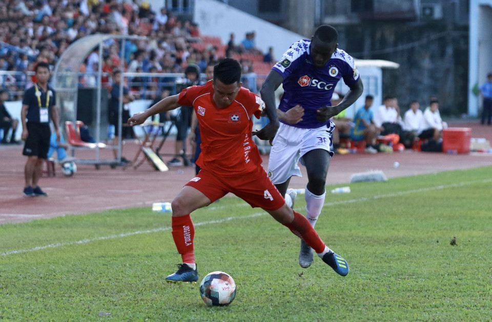 Trong khi đó, Hà Nội FC chủ động chơi chậm và trực chờ cơ hội. Ngoại binh Papa Ibou Kébé được tung vào sân những phút cuối đã chơi tốt và có được những cơ hội nguy hiểm. (Ảnh: Nguyên An/Vietnam+)
