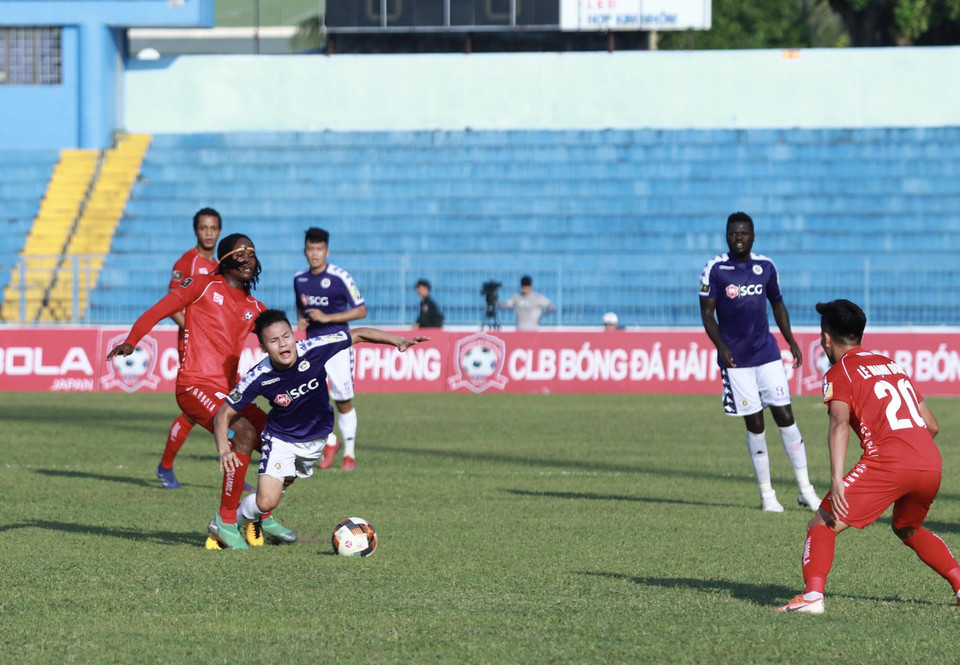 Đội bóng Thủ đô hiện thực hóa quyết tâm giành thắng lợi với đội hình đẩy cao ngay từ những phút đầu tiên. Các mũi tấn công chủ lực như Quang Hải và Văn Quyết hoạt động liên tục. (Ảnh: Nguyên An/Vietnam+)