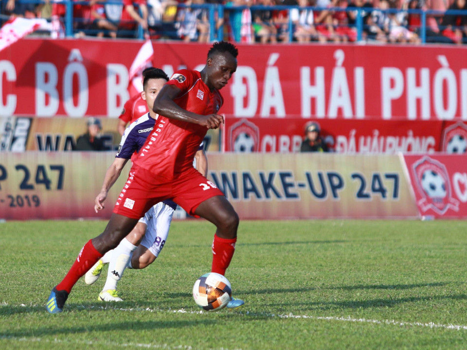 Mở đầu hiệp 2, Hải Phòng nhập cuộc tốt và có bàn thắng gỡ hoà nhờ công của Hoài Dương cũng nhờ một tình huống đánh đầu cận thành. (Ảnh: Nguyên An/Vietnam+)
