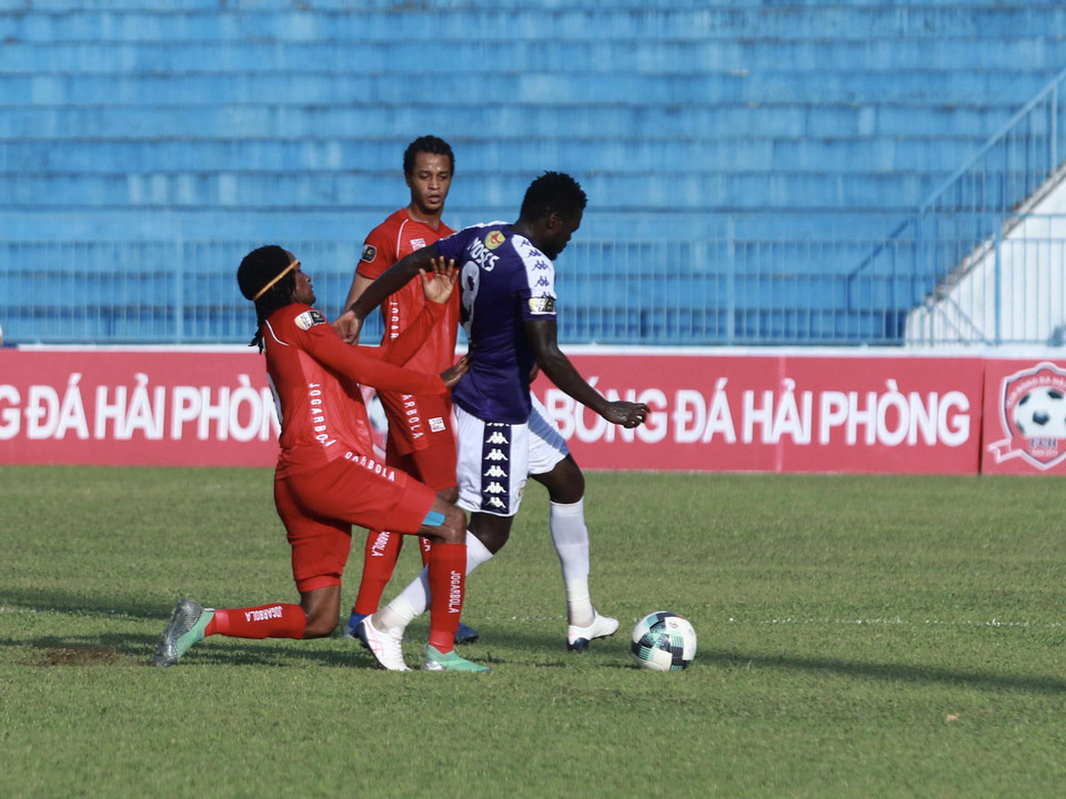 Về những phút cuối trận, Hải Phòng tràn lên tấn công mạnh mẽ tìm bàn gỡ. Họ đã có những cơ hội tốt từ các đường bóng cố định nhưng không thể tận dụng. (Ảnh: Nguyên An/Vietnam+) 