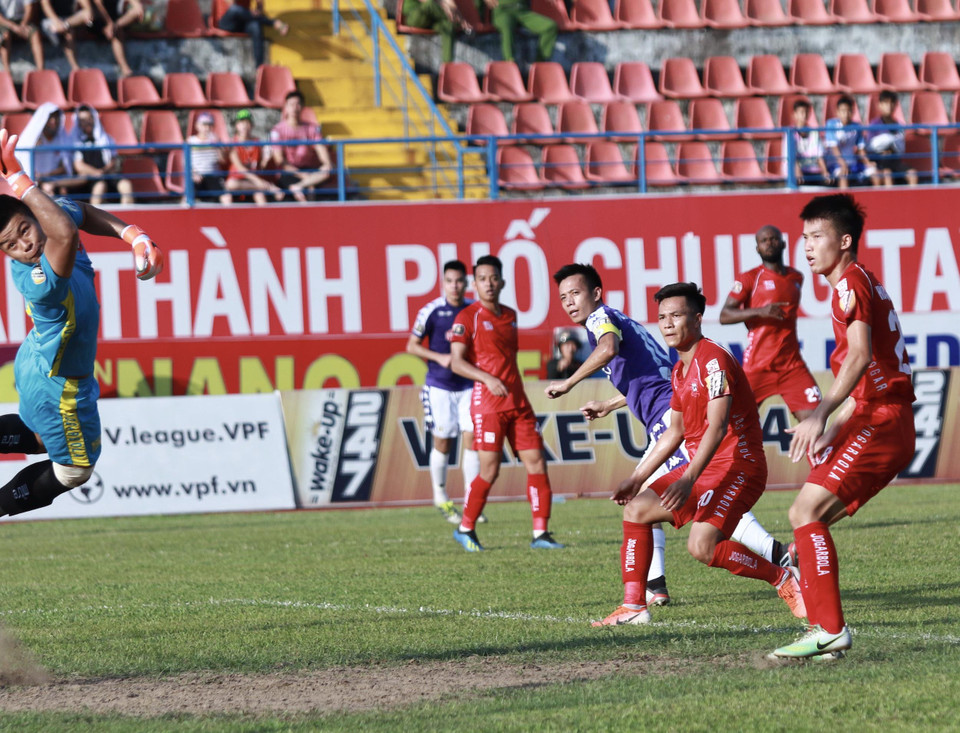 Phút 21, Hà Nội FC hưởng niềm vui sớm nhờ bàn thắng mở tỷ số của Văn Quyết nhờ một pha đánh đầu chính xác sau tình huống cố định. (Ảnh: Nguyên An/Vietnam+)