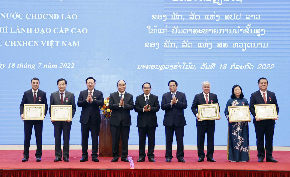 Chủ tịch nước Nguyễn Xuân Phúc, Thủ tướng Phạm Minh Chính, Chủ tịch Quốc hội Vương Đình Huệ, ông Bounthong Chitmany - Ủy viên Bộ Chính trị, Thường trực Ban Bí thư Trung ương Đảng Nhân dân cách mạng Lào, Phó Chủ tịch nước Cộng hòa dân chủ Nhân dân Lào và các đồng chí lãnh đạo Đảng Nhà nước Việt Nam nhận Huân chương Tự do Hạng Nhất (ISALA) của Nước Cộng hòa Dân chủ Nhân dân Lào. (Ảnh: Thống Nhất/TTXVN)