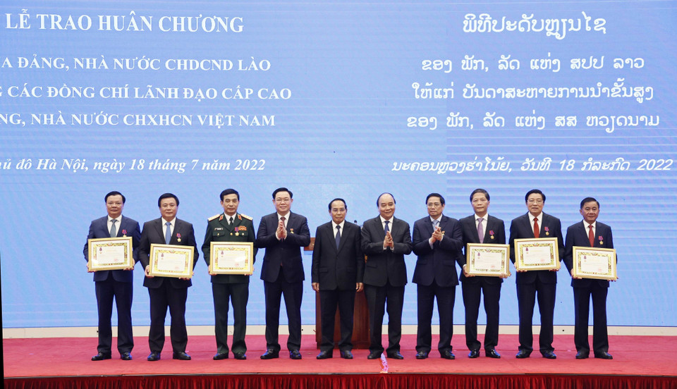 Chủ tịch nước Nguyễn Xuân Phúc, Thủ tướng Phạm Minh Chính, Chủ tịch Quốc hội Vương Đình Huệ, ông Bounthong Chitmany - Ủy viên Bộ Chính trị, Thường trực Ban Bí thư Trung ương Đảng Nhân dân cách mạng Lào, Phó Chủ tịch nước Cộng hòa dân chủ Nhân dân Lào và các lãnh đạo Đảng Nhà nước Việt Nam nhận Huân chương Tự do Hạng Nhất (ISALA) của Nước Cộng hòa Dân chủ Nhân dân Lào. (Ảnh: Thống Nhất/TTXVN)