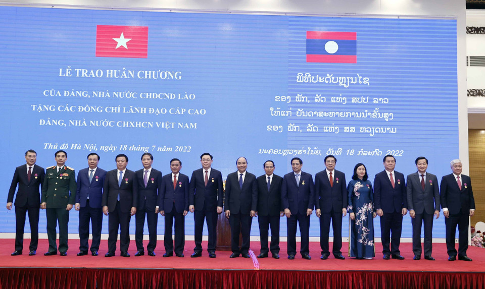 Chủ tịch nước Nguyễn Xuân Phúc, Thủ tướng Chính phủ Phạm Minh Chính, Chủ tịch Quốc hội Vương Đình Huệ, ông Bounthong Chitmany - Ủy viên Bộ Chính trị, Thường trực Ban Bí thư Trung ương Đảng Nhân dân cách mạng Lào, Phó Chủ tịch nước Cộng hòa dân chủ Nhân dân Lào cùng các lãnh đạo Đảng, Nhà nước tại buổi lễ. (Ảnh: Thống Nhất/TTXVN)