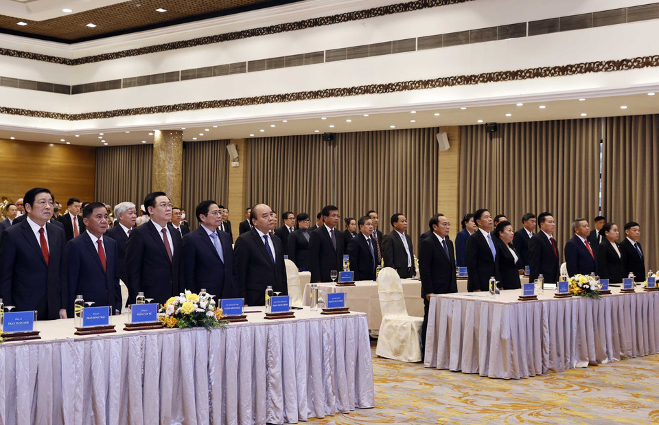 Chủ tịch nước Nguyễn Xuân Phúc, Thủ tướng Chính phủ Phạm Minh Chính, Chủ tịch Quốc hội Vương Đình Huệ cùng các lãnh đạo Đảng, Nhà nước Việt Nam và Lào tại buổi lễ. (Ảnh: Thống Nhất/TTXVN)