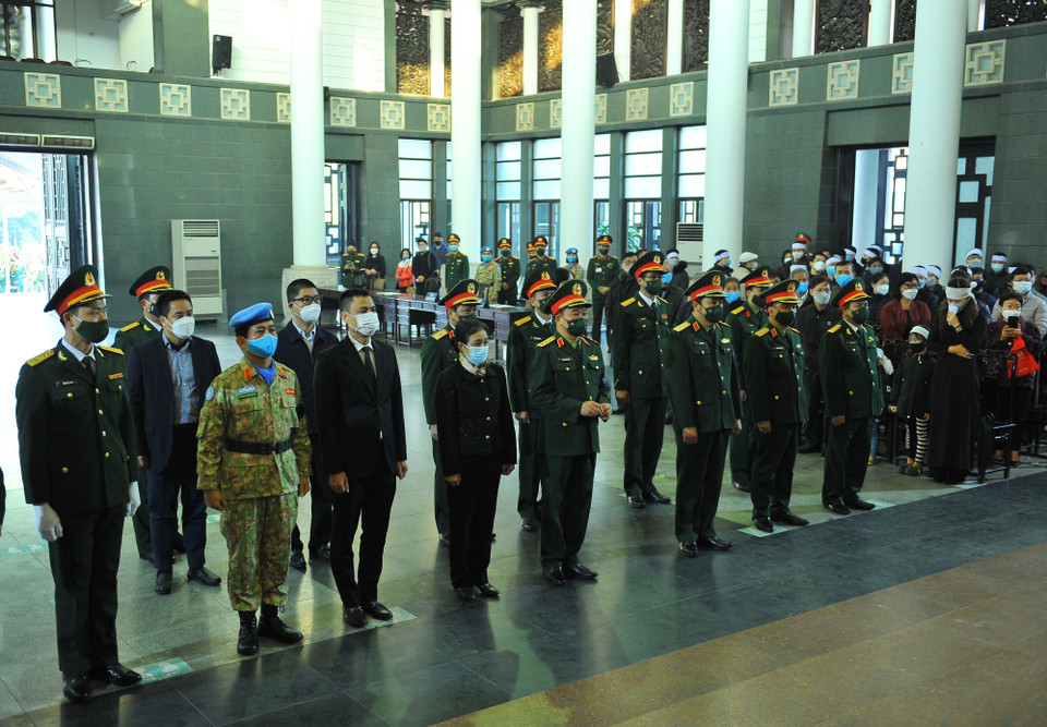 Thượng tướng Hoàng Xuân Chiến, Thứ trưởng Bộ Quốc phòng dẫn đầu Đoàn đại biểu Bộ Quốc phòng viếng liệt sỹ, Trung tá Đỗ Anh. (Ảnh: Minh Đức/TTXVN)