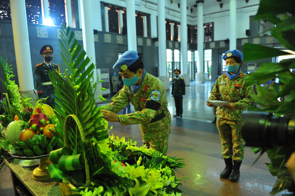 Thiếu tướng Hoàng Kim Phụng, Cục trưởng Cục gìn giữ hòa bình Việt Nam viếng liệt sỹ, Trung tá Đỗ Anh. (Ảnh: Minh Đức/TTXVN)