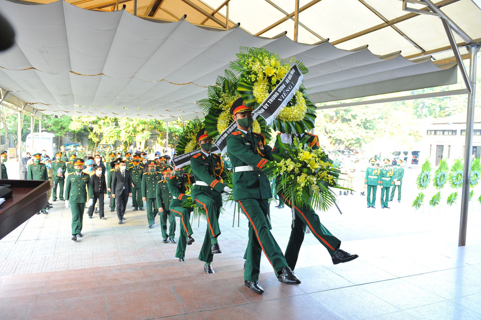 Các đoàn của Bộ Quốc phòng vào viếng liệt sỹ, Trung tá Đỗ Anh. (Ảnh: Minh Đức/TTXVN)